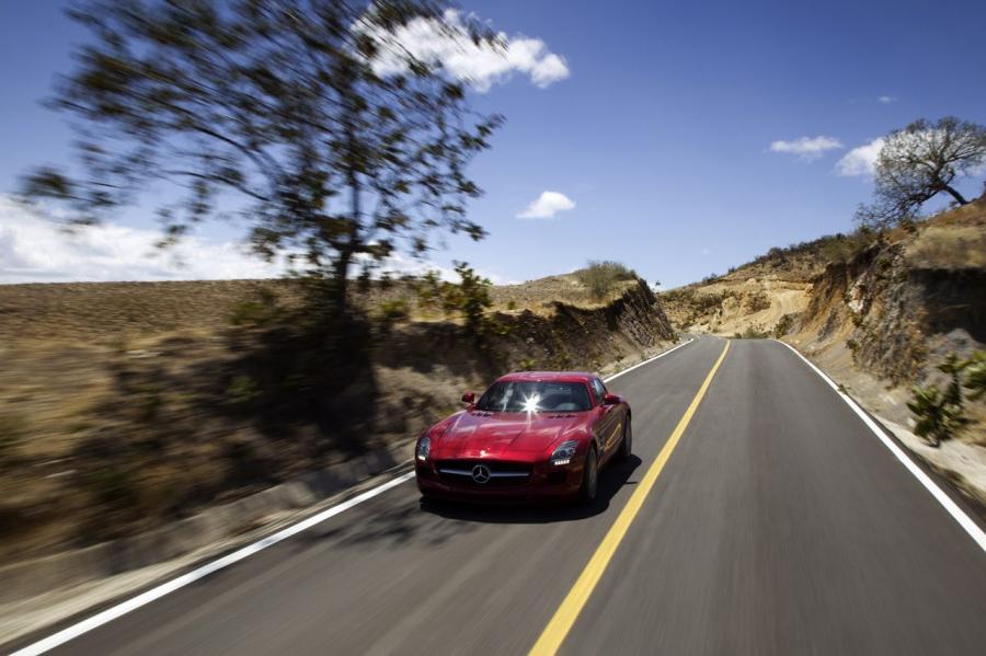  Mercedes-Benz SLS AMG Red 2011 года  (фото 14 из 22)